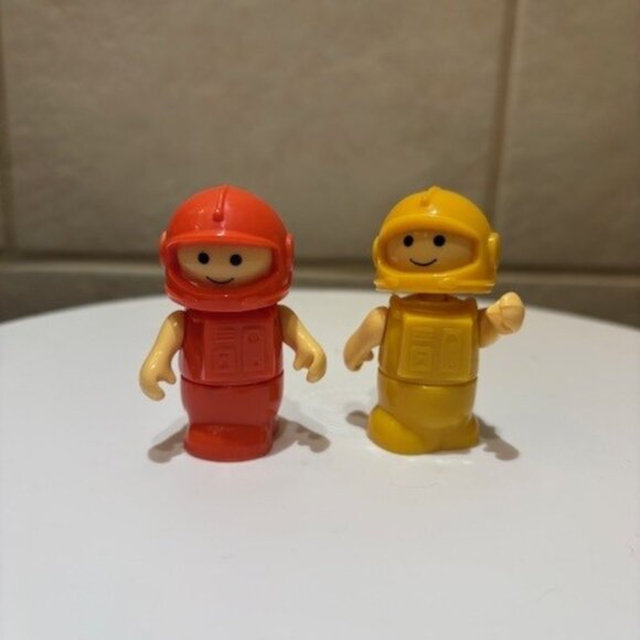 Set of 2 Vintage 1984 Fisher Price Little People Space Station Kit Figures - Picture 1 of 9